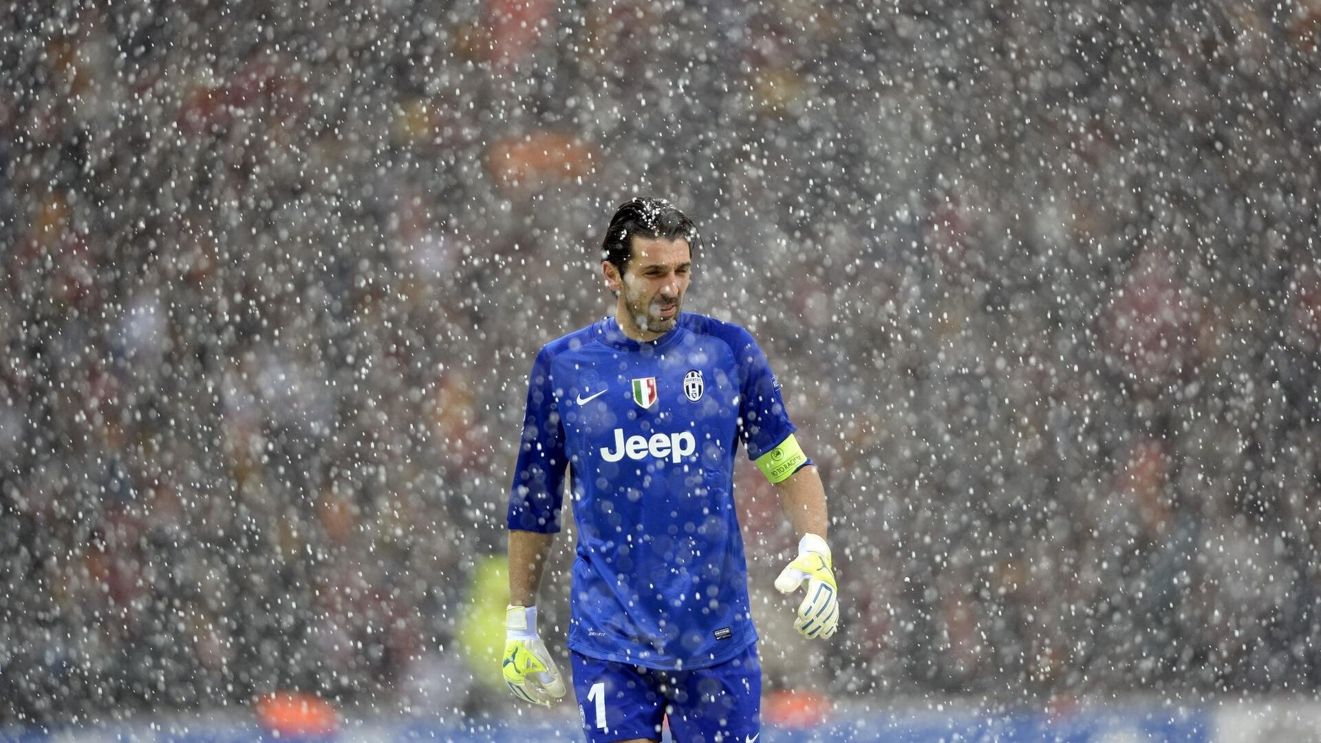 国际冰上龙舟世锦赛 中国哈尔滨站 龙舟破冰竞逐极具观赏性