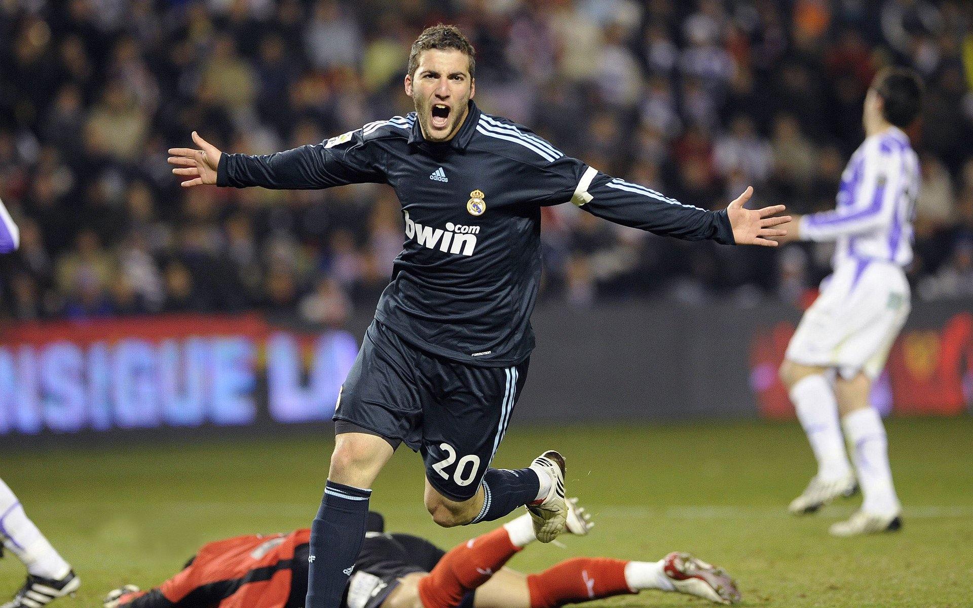 欧冠十六强首回合：皇马主场1比0曼城 本泽马点球制胜